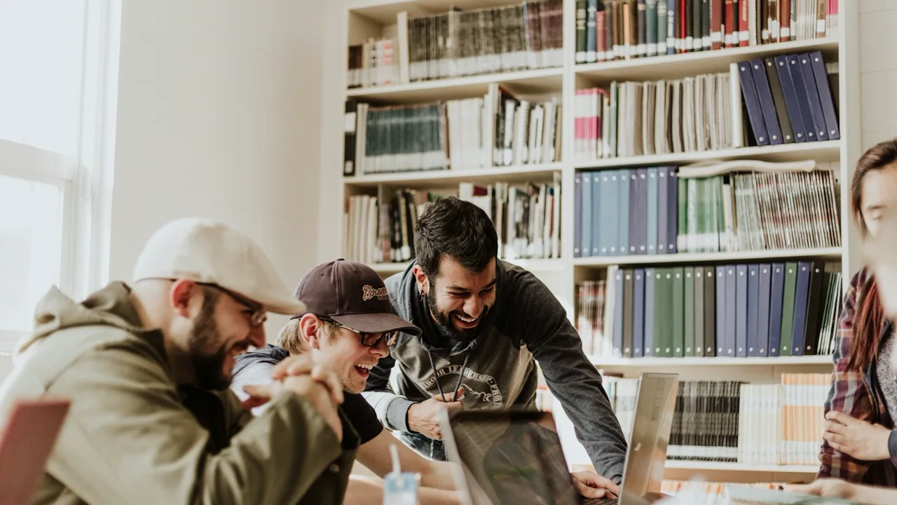 Jeunes engagés lors d'une session de formation à la régie technique du spectacle vivant